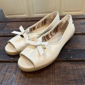 UGG Marleigh Ivory Canvas Open Toe Espadrille Flats Women’s Size 9 Lamb Fur NWOT